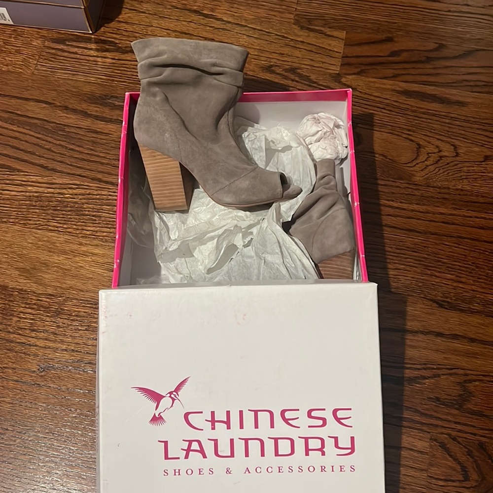 Chinese laundry 6.5 open toe slouchy ankle boot. Gray suede stack heel